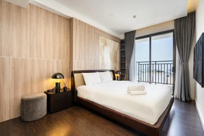 带阳台的三卧室公寓 — Refined Saigon - Rivergate Aparment - Free Pool, Free Internet SIM for 3 nights, Free Pick Up for 5 nights